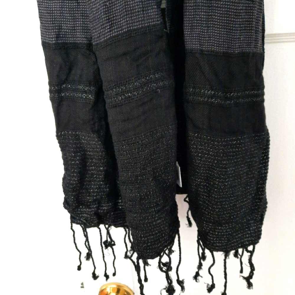Beautifuly made scarf with silver metallic thread